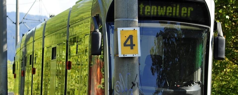 72-jhrige Autofahrerin in Freiburg von Straenbahn erfasst