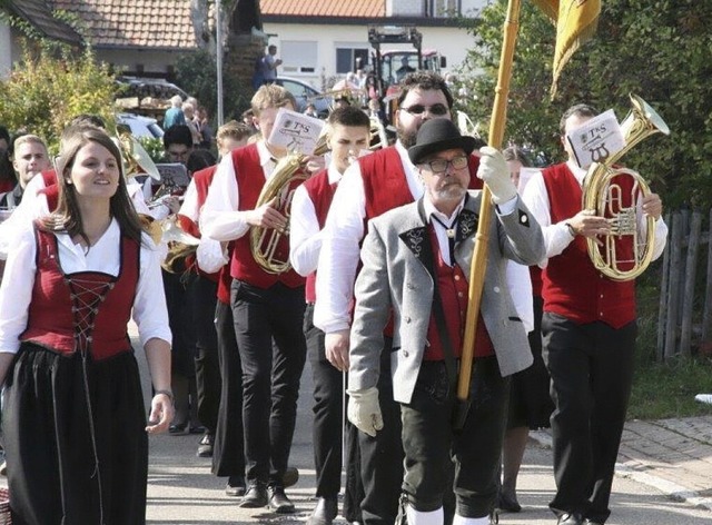 Die Trachtenkapelle Niederwihl beim Erntedankfest in Grwihl   | Foto: Peter Schtz