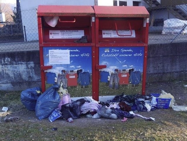 Die Gemeinde Friesenheim rgert sich ...ten Mll bei den Altkleidercontainern.  | Foto: Gemeinde Friesenheim