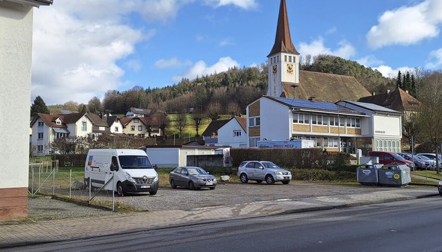 Auf der Parkflche neben dem Rathaus knnte der Neubau entstehen.  | Foto: Wolfgang Beck