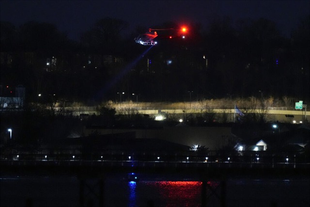 Ein Hubschrauber fliegt mit seinem Suc...ld Reagan Washington National Airport.  | Foto: Alex Brandon (dpa)