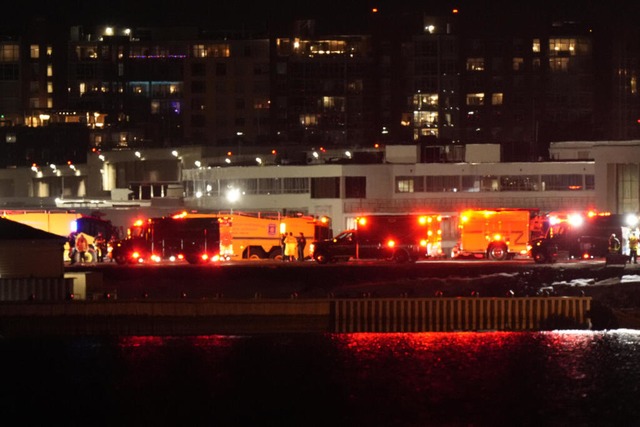 Ersthelfer sind am Ronald Reagan Washi...gesehen von Hains Point in Washington.  | Foto: Mark Schiefelbein (dpa)