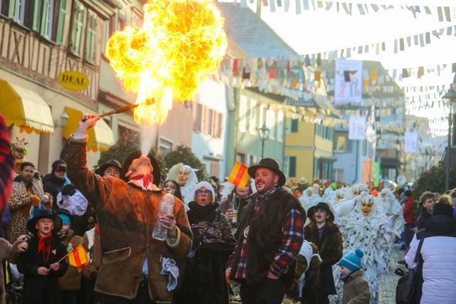 Mit Feuer gegen kalte Fe: Beim Umzug...8222;Ahs&#8220; und &#8222;Ohs&#8220;.  | Foto: Sandra Decoux