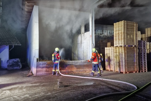 Nach einer Stunde konnte der Brand vollstndig gelscht werden.  | Foto: Feuerwehr Gottenheim