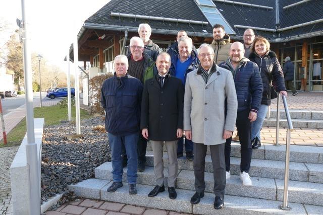 Beim Besuch des Landrats in Lenzkirch werden steigende Baukosten und mehr besprochen