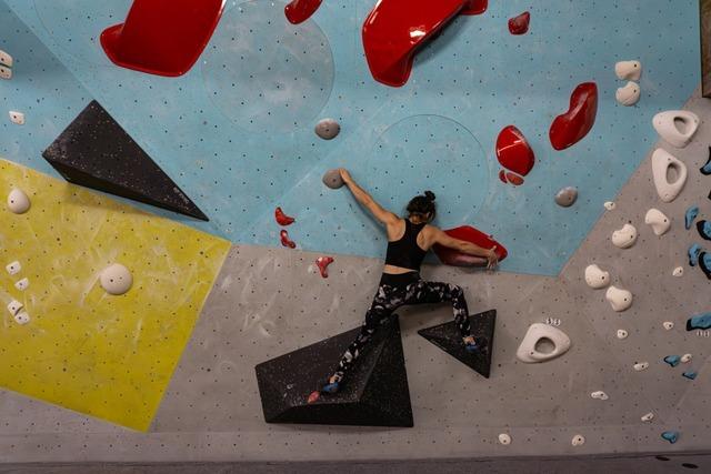 Die Freiburgerin Deborah Ewert plant und realisiert die Routen in einer Boulderhalle