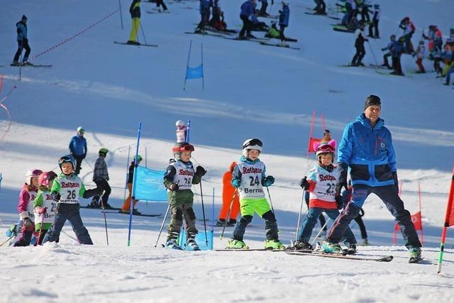 Junge Skifahrer zeigen auf der Bernauer Piste ihr Knnen