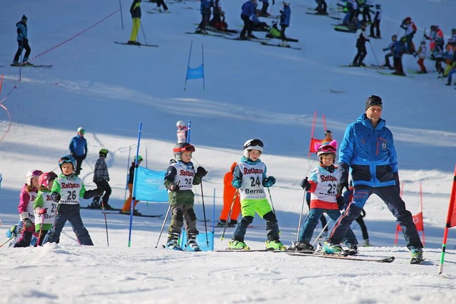 Im Pulk fuhren die Gruppen mit einem V...die Piste ab, um sie sich einzuprgen.  | Foto: Cornelia Liebwein