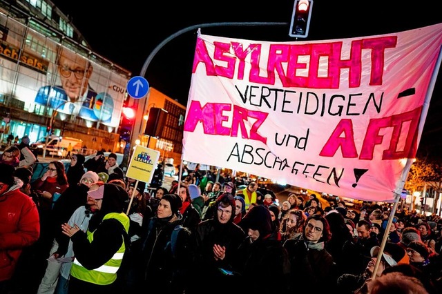 Teilnehmer einer Demonstration unter d... statt Brandstiftung&#8220; in Berlin.  | Foto: Fabian Sommer (dpa)