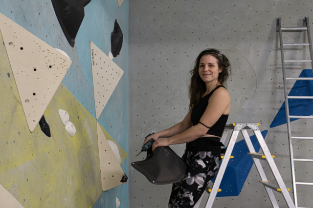 Die Freiburgerin Deborah Ewert plant und realisiert die Routen in einer Boulderhalle