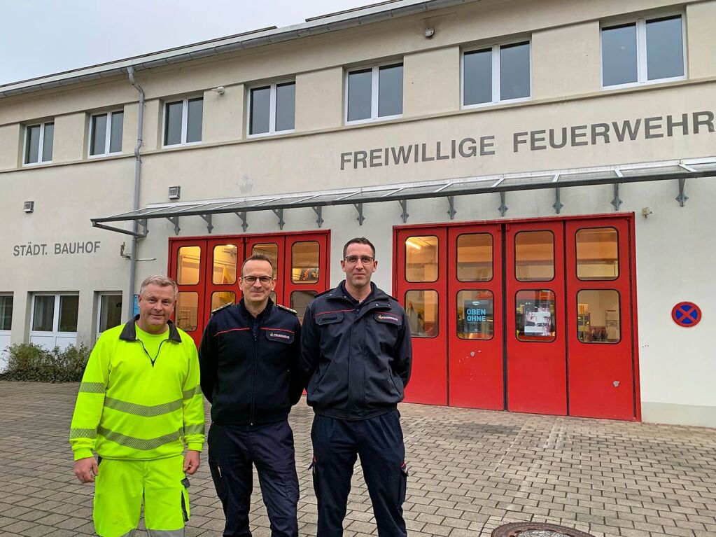 Machen gute Miene zur schlechten Unterbringung: Heitersheims Bauhofleiter Markus Vlker, Feuerwehrkommandant Kai Ullwer und Vize-Kommandant Tobias Amann (von links) vor dem umfunktionierten Fabrikgebude mitten in der Innenstadt.