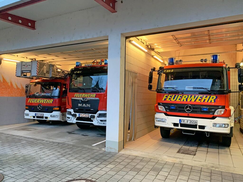 Eng, enger, Feuerwehrgarage: Die Besatzung der Lschfahrzeuge muss den Bauch einziehen. Die neue Drehleiter passt gar nicht in die Halle.