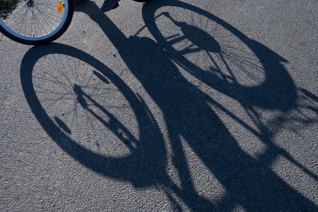 Bei Merdingen bringt ein Fahrradfahrer eine Fugngerin zu Fall und fhrt weiter