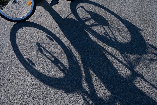 Der Fahrradfahrer war auf dem Fu- und...ommend in Richtung Ihringen unterwegs.  | Foto: dpa