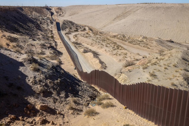 Die Grenzmauer zieht sich durch die Gr...d Juarez und dem US-Bundesstaat Texas.  | Foto: David Peinado (dpa)