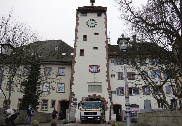 Am Donnerstag entfernen Arbeiter das G...llen alle Arbeiten abgeschlossen sein.  | Foto: Vlk, Melanie