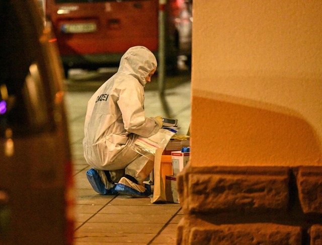 Nach der Tat im Stuttgarter Stadtteil ... sicherten Ermittler Spuren am Tatort.  | Foto: Marius Bulling (dpa)