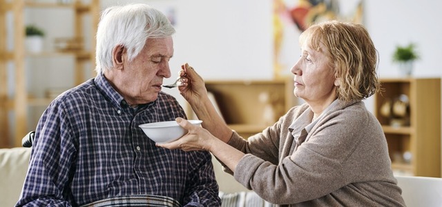 Gerade noch ging alles &#8211; dann wi...e Rolle einer Pflegerin hineinwachsen.  | Foto: pressmaster (stock.adobe.com)