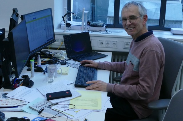 Manfred Frietsch an seinem Arbeitsplatz in der Breisgauredaktion.  | Foto: Sophia Hesser 