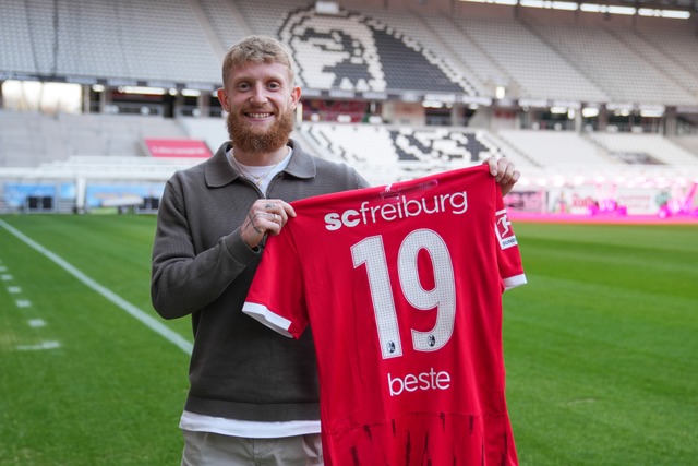 Jan-Niklas Beste prsentiert das Triko...n Wohnzimmer, dem Europa-Park-Stadion.  | Foto: SC Freiburg