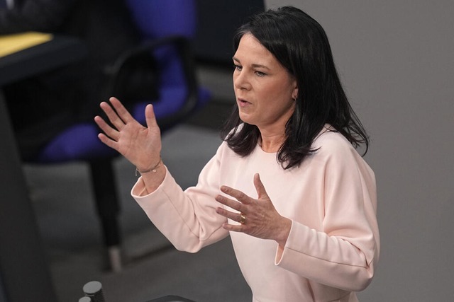 Auenministerin Annalena Baerbock bei ihrer Rede im Bundestag.  | Foto: Michael Kappeler (dpa)