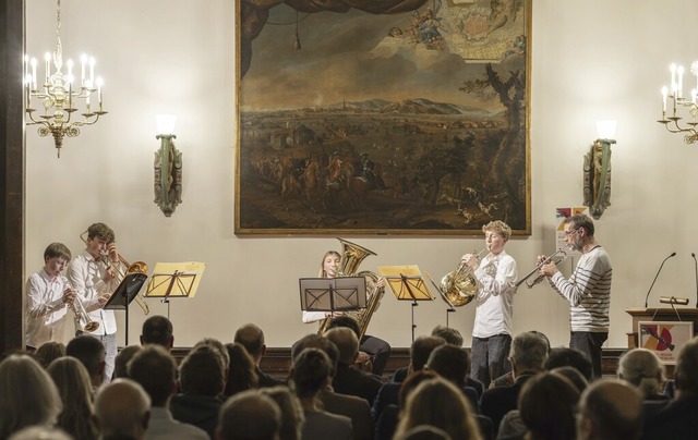 Mit Posaune und Trompete gratulierte die Formation Freiburg Brass zum Jubilum.  | Foto: Maximo-Hans Musielik