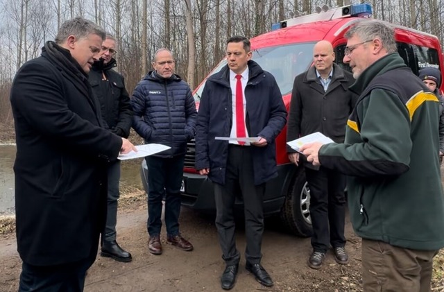 Ortstermin im Rheinwald:  von links Ca... Jrgen Louis und Frster Alex Schulz.  | Foto: Bro Fechner