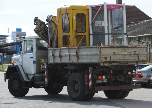 Ein Lkw holt alte Telefonzellen zur Entsorgung ab.  | Foto: Stefan Sauer (dpa) 