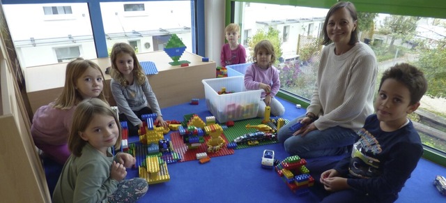 Betreuungspltze fr Kinder sind gefra...t, sitzt mit Kindern in der Spielecke.  | Foto: Alexander Jaser