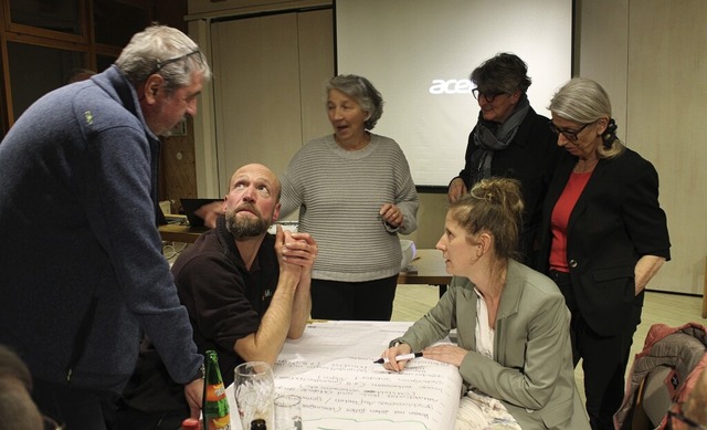 Marion Huber (stehend, zweite von rech...die Arbeitsgruppen mit Leben erfllen.  | Foto: Cornelia Liebwein