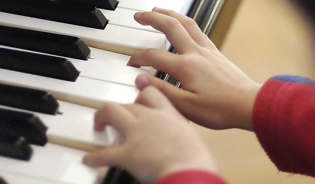 Der Kreis passt den Zuschuss fr die k...usikschulen an die Tariferhhungen an.  | Foto: Michael Hanschke (dpa)