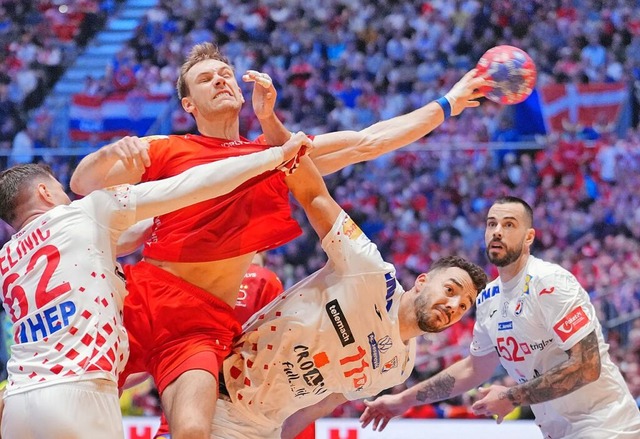 Nicht aufzuhalten: der dnische Starspieler Mathias Gidsel (in Rot)  | Foto: Soeren Stache (dpa)