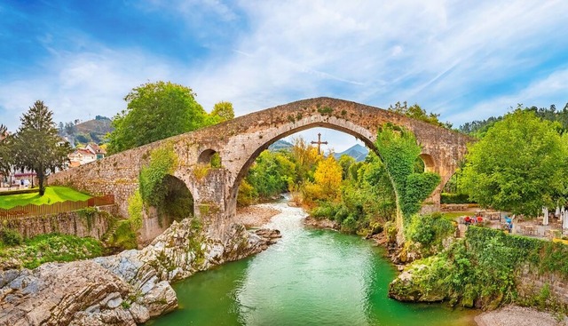 Die Rmische Brcke in Cangas de OnsRmische  | Foto: rgey Dzyuba/Shutterstock.com