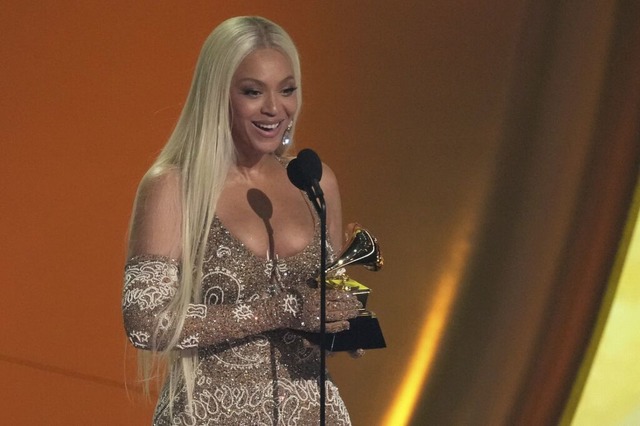 Beyonc mit ihrem Grammy  | Foto: Chris Pizzello (dpa)