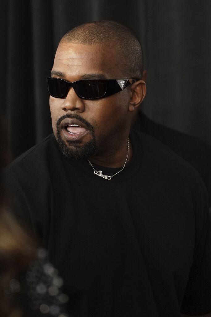 Kanye West kommt zur 67. Grammy-Verleihung.