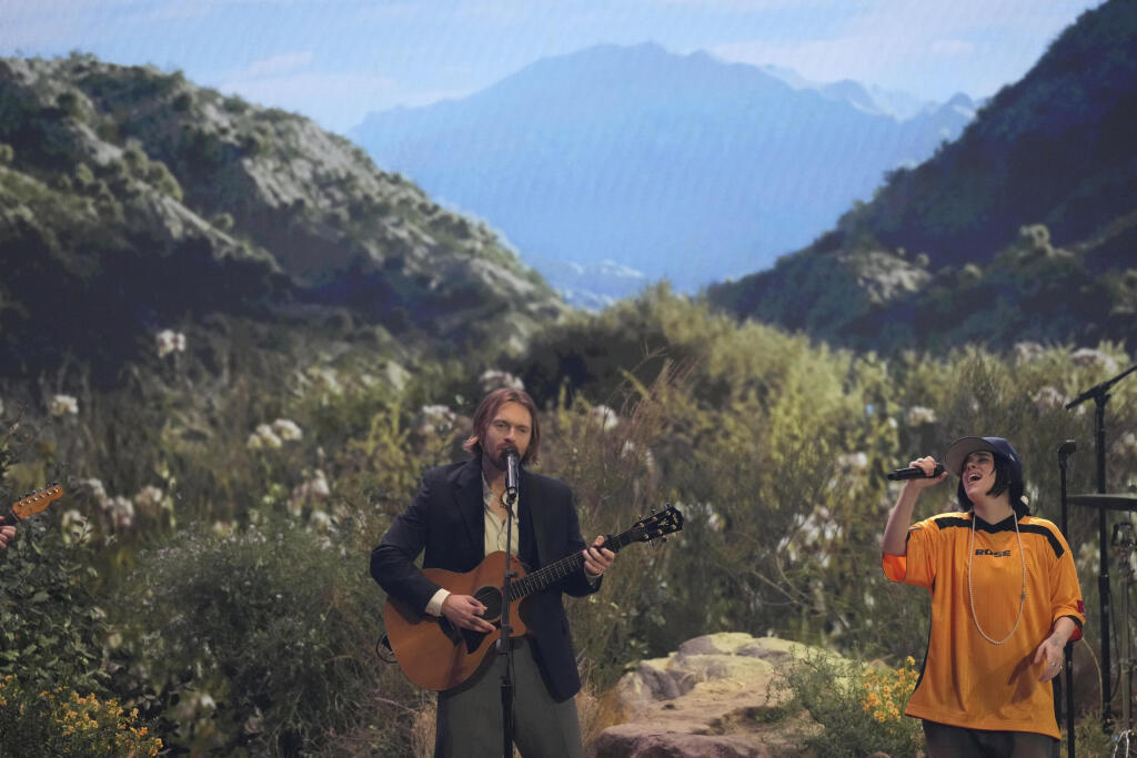 Billie Eilish und Finneas O'Connell singen "Birds of a Feather"