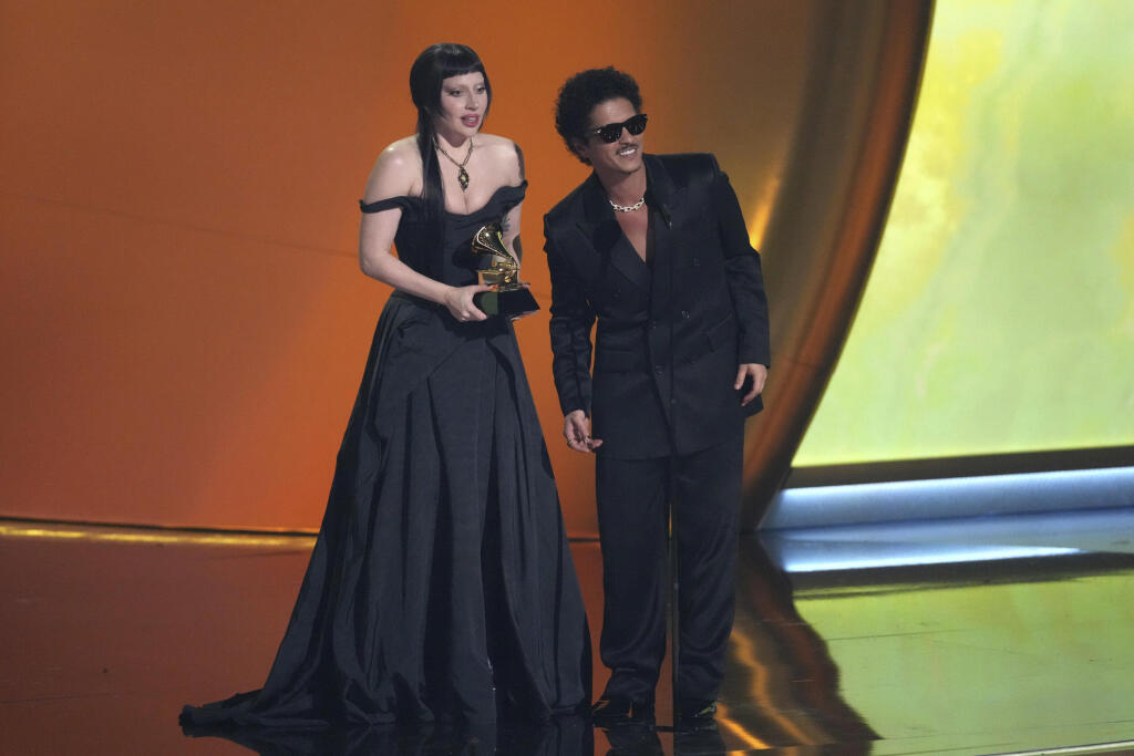 Lady Gaga und Bruno Mars nehmen den Preis fr die beste Pop-Duo/Gruppenperformance fr "Die With A Smile"