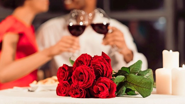 Der Valentinstag ist fr Singles eine ...Partnerbrse endlich real zu begegnen.  | Foto: Prostock-Studio (iStock)