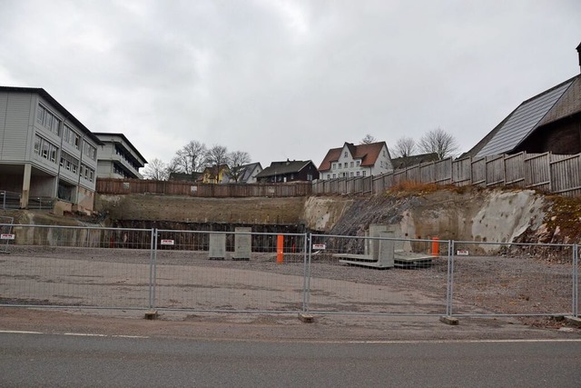 Noch herrscht Ruhe in der Baugrube, ab...zweckhalle in Angriff genommen werden.  | Foto: Christiane Sahli