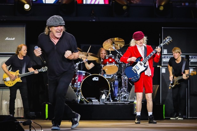 AC/DC: vorne Snger Brian Johnson und Gitarrist Angus Young  | Foto: Christie Goodwin