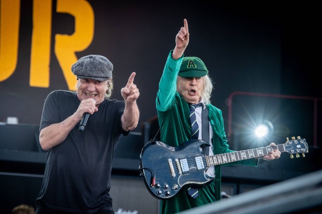 Snger Brian Johnson und Gitarrist Ang...eim Konzert im Sommer 2024 in Dresden.  | Foto: Archeopix/Grube (www.imago-images.de)