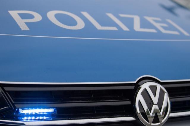 Das Nummernschild eines Polizeiwagens wird whrend einer Fasnachtsveranstaltung in Grwihl gestohlen