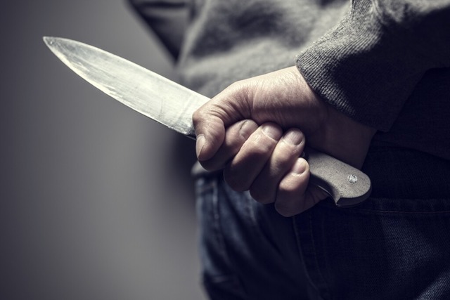 Die Polizei trifft auf eine betrunkene 28-Jhrige mit Messer (Symbolfoto).  | Foto: Brian Jackson (Stock Adobe)