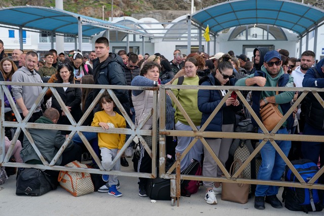 Schnell weg: Am F&auml;hrhafen herrscht Hochbetrieb.  | Foto: Petros Giannakouris/AP/dpa