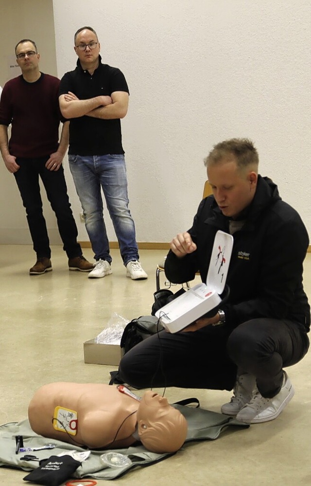 Dominik Heilig, Vertreter der Firma St...en Gebrauch eines Defibrillators ein.   | Foto: suedkurier