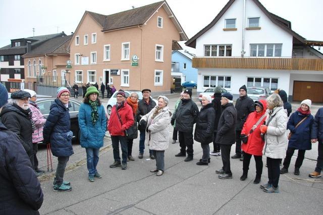 Bei einer Ortstour durch Karsau sprudeln die Erinnerungen der Teilnehmer