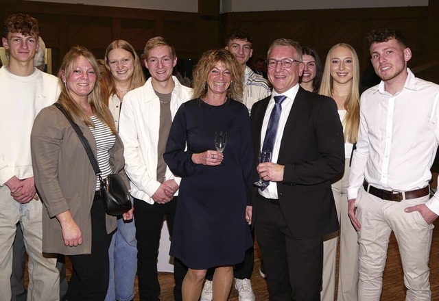 Andrea und Jrgen Kaiser (Mitte) im Kreis ihrer Familie  | Foto: Eva Korinth