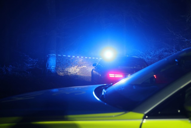 Die Unfallstelle ist weiterhin abgesperrt, die Untersuchungen dauern an.  | Foto: Hanser/swd-medien.de/dpa