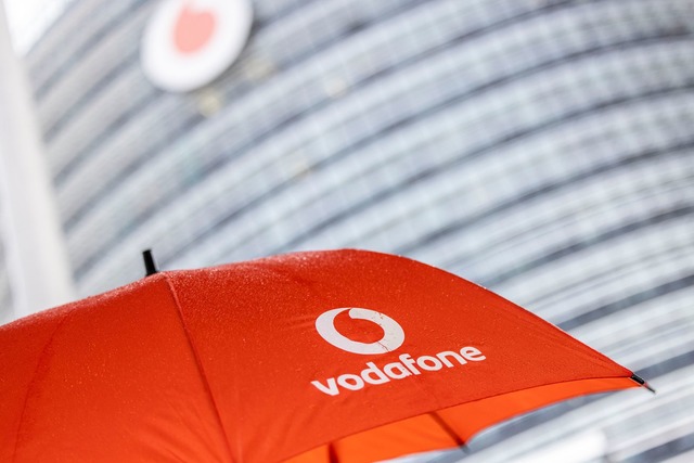 Mal wieder Regenwetter an der Vodafone...uuml;r den Telekommunikationsanbieter.  | Foto: Thomas Banneyer/dpa