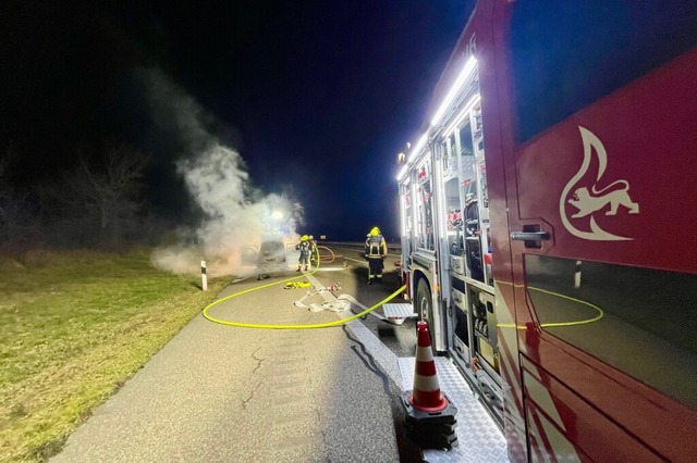 Die Einsatzkrfte lschten den Brand. ...iffert die Polizei auf etwa 8000 Euro.  | Foto: Feuerwehr Neuenburg